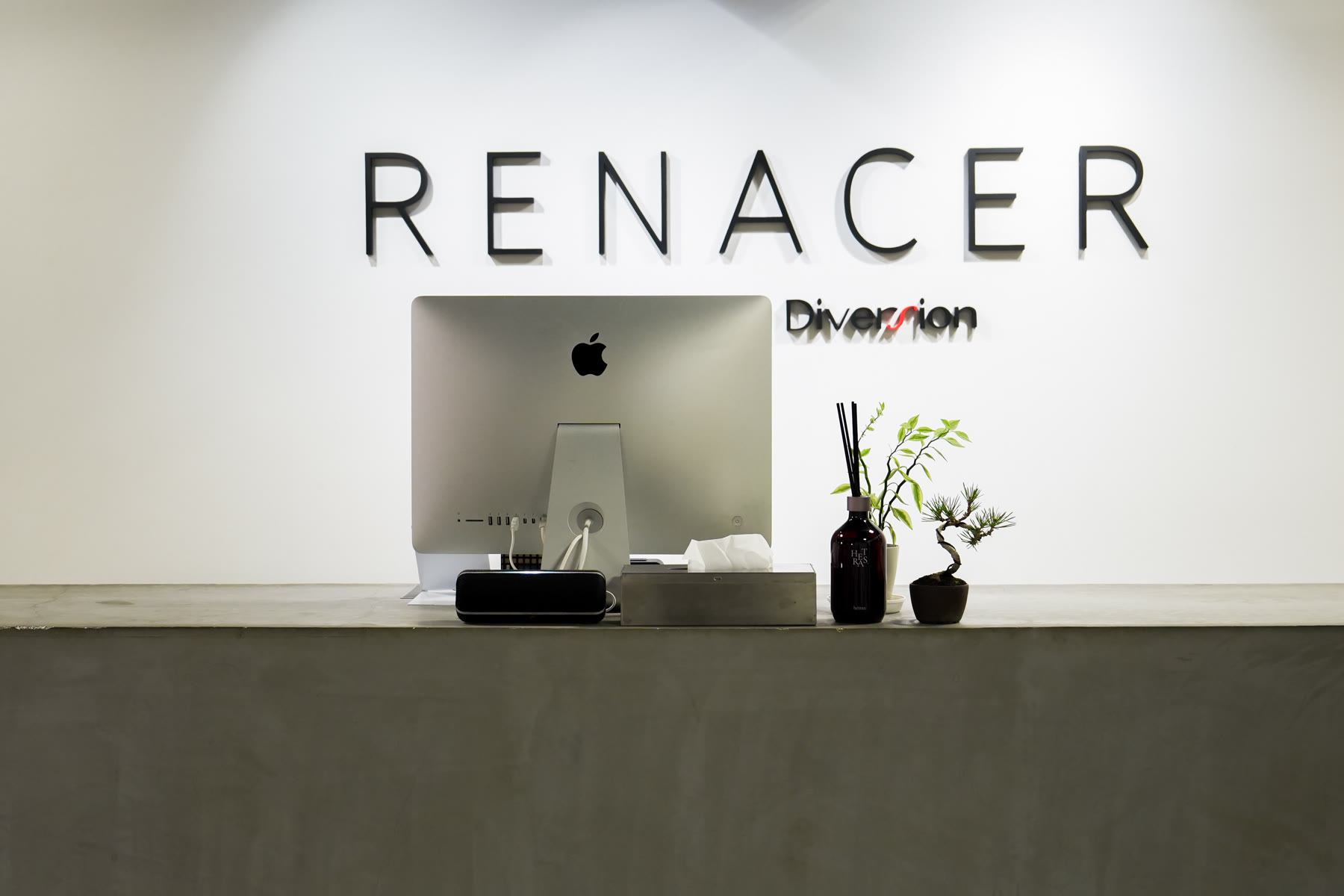 RENACERの受付とロゴ